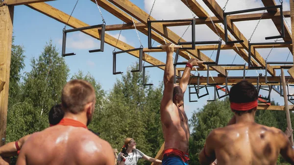 Minsk, Bularus. July 28, 2019. Sport competitions, nature. Men exercise — Stock Photo, Image