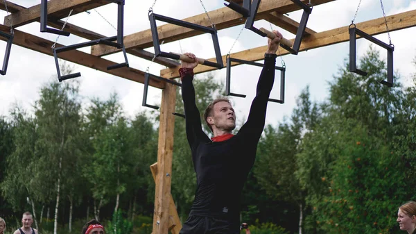 Minsk, Bularus. 28 de julio de 2019. Competencias deportivas, naturaleza. Ejercicio hombres — Foto de Stock