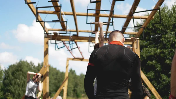 Minsk, Bularus. 28 de julio de 2019. Competencias deportivas, naturaleza. Ejercicio hombres — Foto de Stock