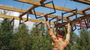 Boot Camp engel ders sırasında engellerin geçen adam