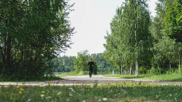 Estilo de vida saludable - joven corriendo — Foto de Stock