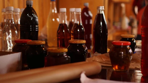 Zelfgemaakte Mead flessen op de plank van een openluchtmarkt. honing wijn — Stockfoto