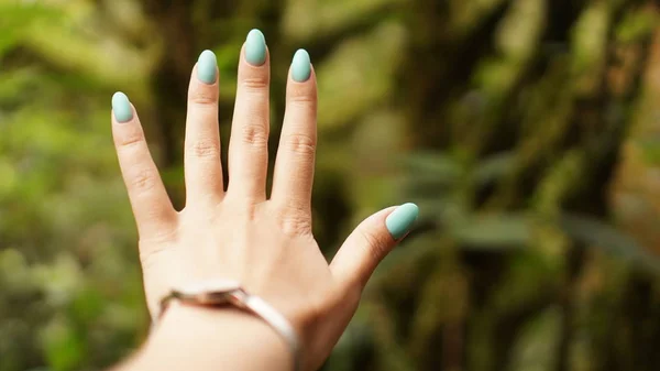 Feche a mão feminina exploradora na floresta verde. Viagens de sobrevivência, estilo de vida — Fotografia de Stock
