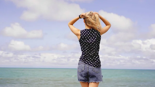 Sommer-Porträt einer jungen hübschen Frau mit Blick auf den Ozean — Stockfoto