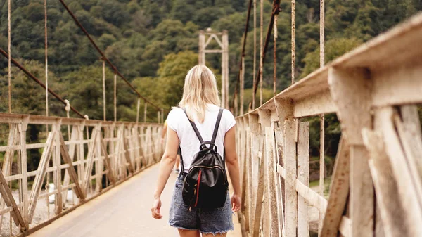 Hermosas chicas viajando, caminando en un puente —  Fotos de Stock