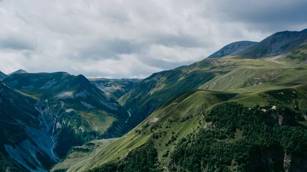 Vista de Kazbegi, Geórgia. Fundo de montanha natural bonita — Fotografia de Stock