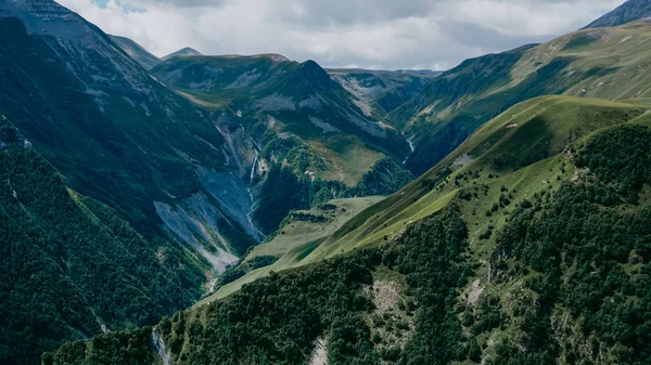 Widok na Kazbegi, Gruzja. Piękne naturalne górskie tło — Zdjęcie stockowe