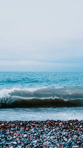 Denizin dikey görünümü. Dikey duvar kağıdı için mükemmeldir. Denizde Meditasyon