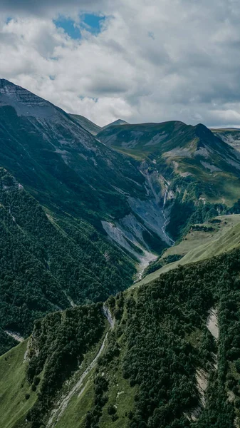 Vista de Kazbegi, Geórgia. Fundo de montanha natural bonita — Fotografia de Stock