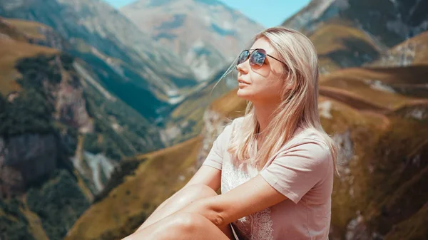 Žena turistika v horách za slunečného dne — Stock fotografie