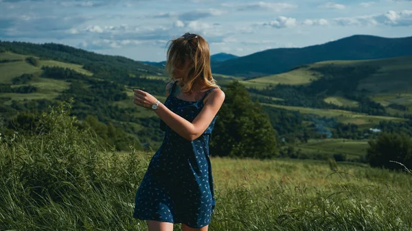 Šťastná žena v horách za slunečného dne — Stock fotografie