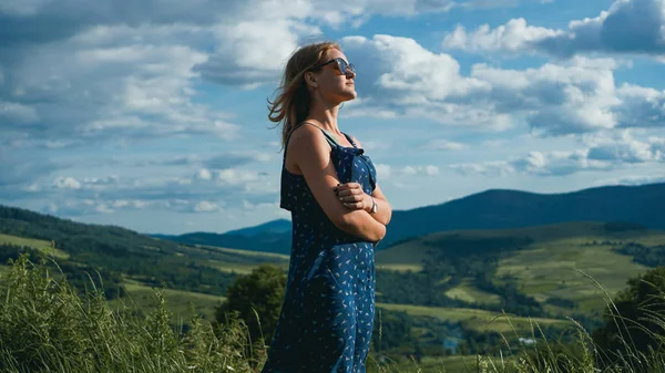 Glückliche Frau in den Bergen zur sonnigen Tageszeit — Stockfoto