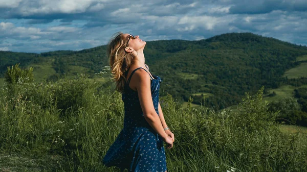 Happy Woman w górach w słoneczny dzień — Zdjęcie stockowe