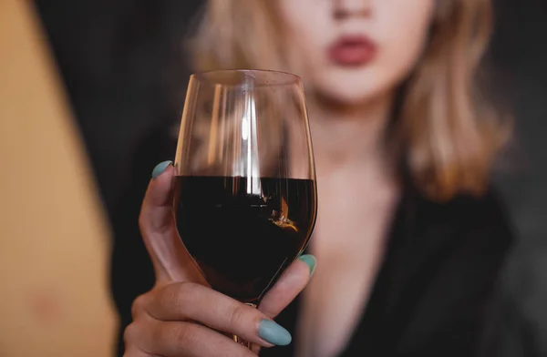 Schöne Frau mit Glas Wein - selektiver Fokus — Stockfoto