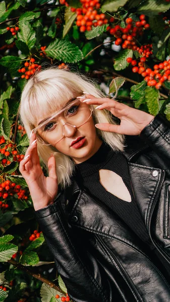 Retrato de jovem mulher em pé junto à árvore de Rowan — Fotografia de Stock