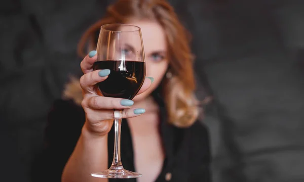 Красивая женщина со стеклянным вином - избирательный фокус — стоковое фото
