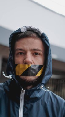 adam ağzını kasedi ile