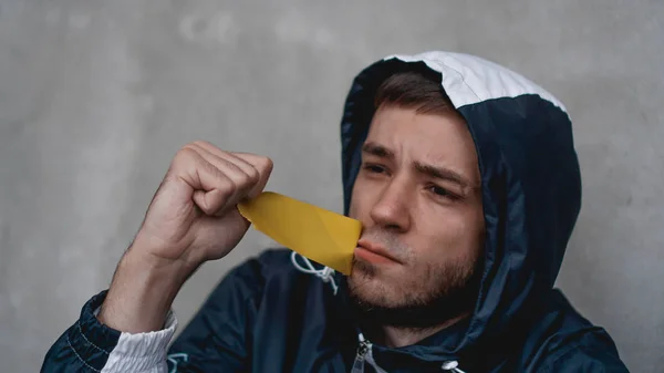 Homme avec du ruban adhésif sur la bouche — Photo