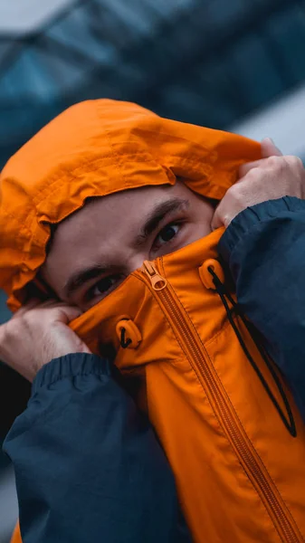 Retrato de um jovem com um olhar agressivo. O rosto está meio coberto. — Fotografia de Stock