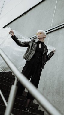 Ekoloji kavramı. Plastik ambalajlı kız. Şehir Stili.