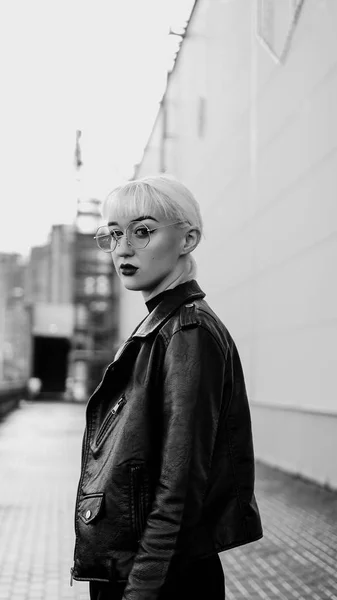 Retrato de mujer con pelo blanco y gafas. Estilo urbano moderno —  Fotos de Stock