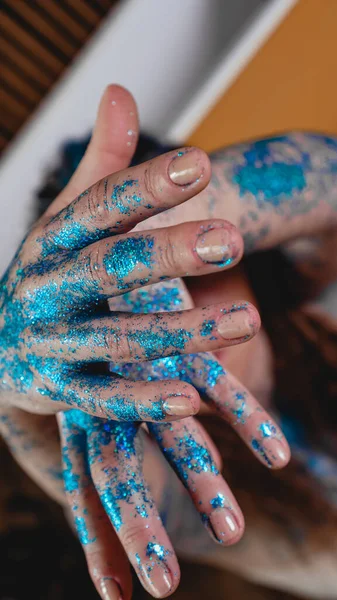 女性の手にブルーの輝き。手の滑らかな動き — ストック写真