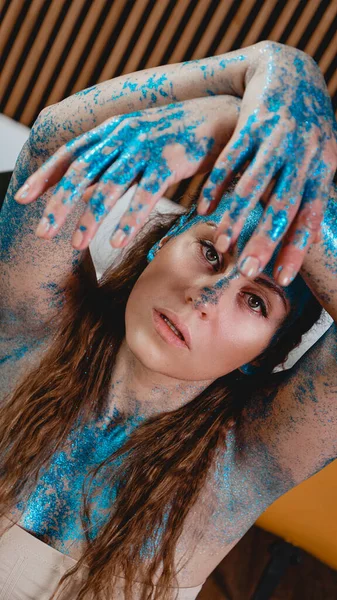 Retrato de una mujer hermosa con destellos en la cara. Chica con maquillaje de arte —  Fotos de Stock