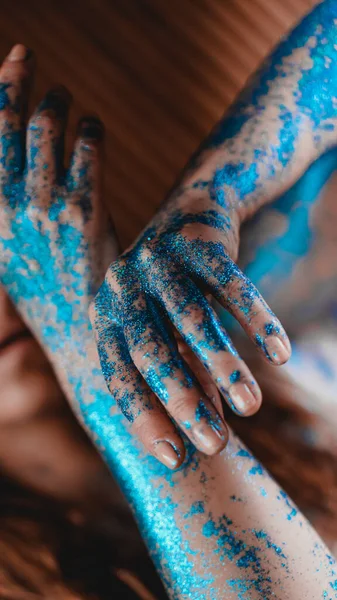 女性の手にブルーの輝き。手の滑らかな動き — ストック写真