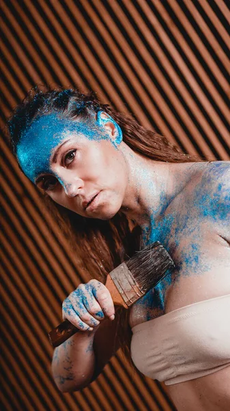 Портрет красивой девушки с голубым телом и блестками — стоковое фото