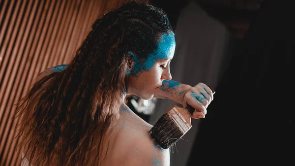 Retrato de hermosa chica con bodyart azul con lentejuelas —  Fotos de Stock