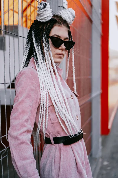 Portrait of beautiful cool girl over urban wall. Sunny day. Girl in sunglasses — Stock Photo, Image