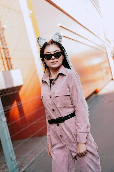 Retrato de hermosa chica fresca sobre la pared urbana. Día soleado. Chica en gafas de sol —  Fotos de Stock