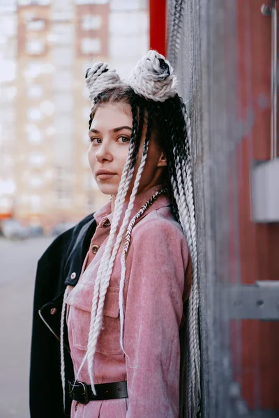 Retrato de bela menina legal sobre a parede vermelha — Fotografia de Stock