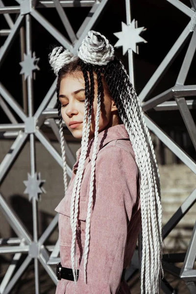 Jovem com aparência futurista. Menina com tranças preto e branco — Fotografia de Stock