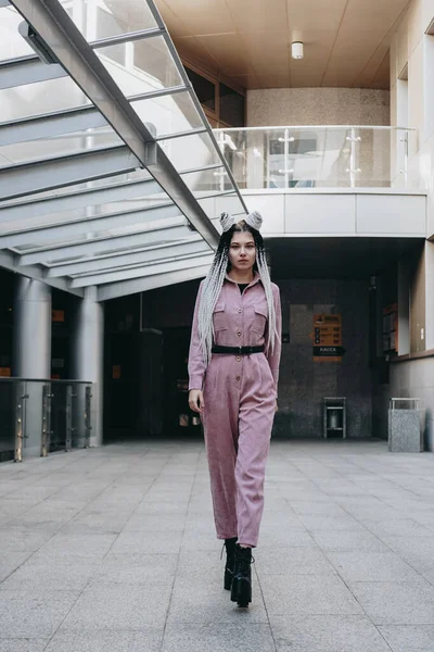 Menina legal bonita com dreadlocks comprimento total. Foto na cidade — Fotografia de Stock