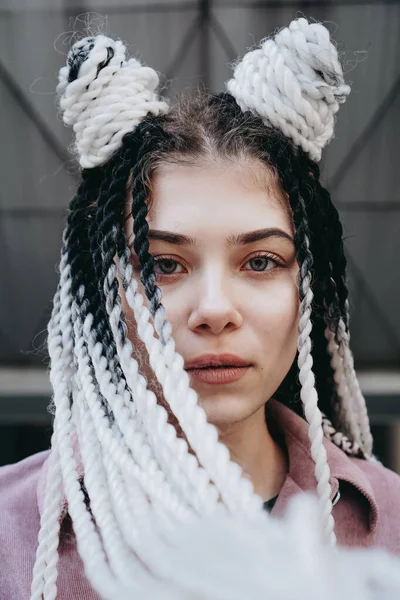 Mujer joven con miradas futuristas. Chica con coletas en blanco y negro —  Fotos de Stock