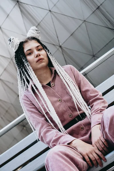 Jovem com aparência futurista. Menina com tranças preto e branco — Fotografia de Stock