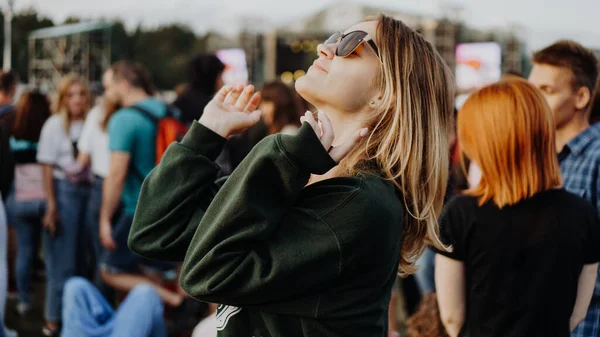 Young beautiful woman at the music festival — ストック写真