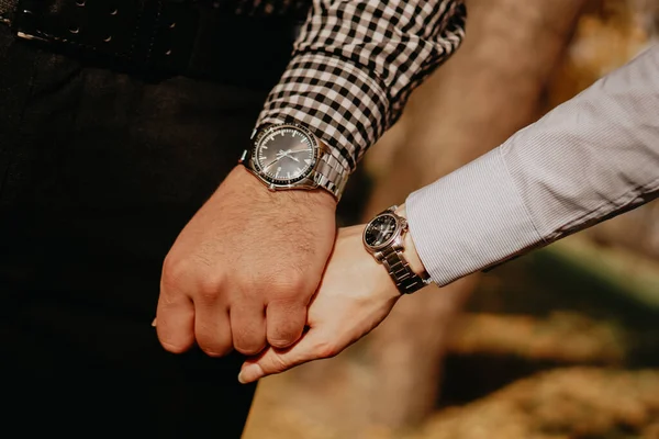 Mãos de casal. Dois amantes de mãos dadas. Mão com relógio de pulso . — Fotografia de Stock