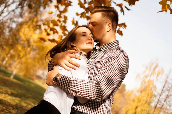 Romantic couple in the autumn park - love, relationship and dating concept — Stock Photo, Image