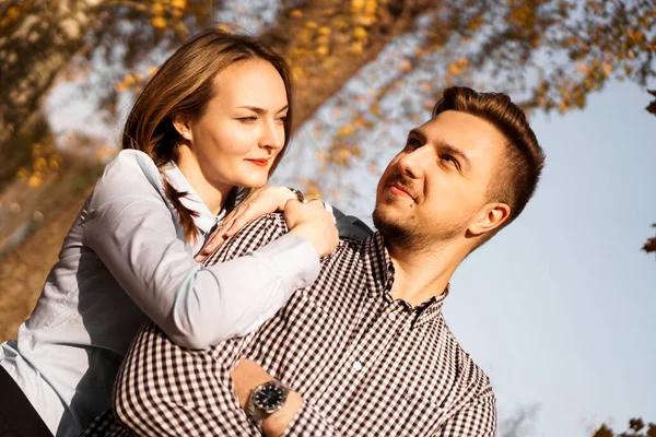 Casal romântico no parque de outono - amor, relacionamento e namoro conceito — Fotografia de Stock