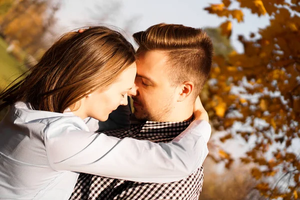 Romantický pár v podzimním parku - koncept lásky, vztahu a randění — Stock fotografie