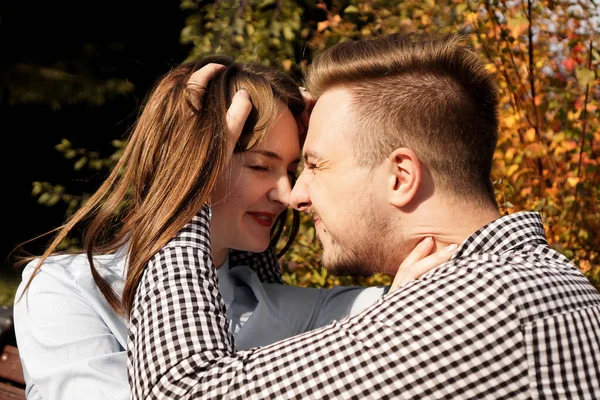 Sonbahar parkında romantik bir çift - aşk, ilişki ve flört konsepti — Stok fotoğraf