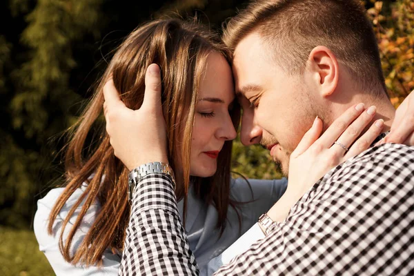 Casal romântico no parque de outono - amor, relacionamento e namoro conceito — Fotografia de Stock