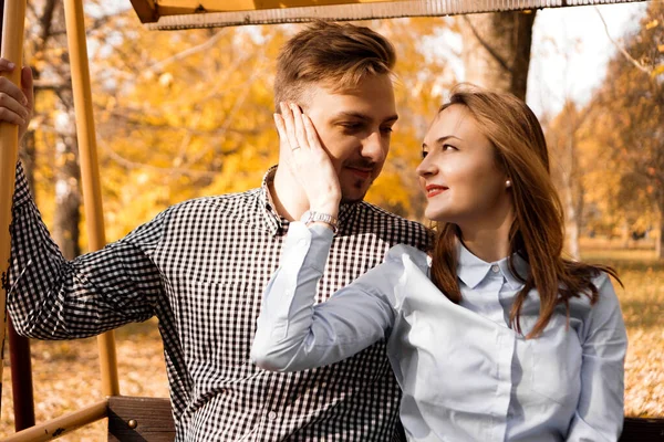 Pareja romántica en el parque de otoño - amor, relación y citas concepto — Foto de Stock