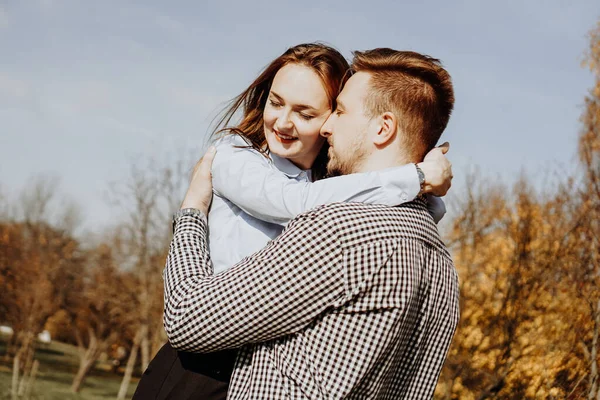 Romantický pár v podzimním parku - koncept lásky, vztahu a randění — Stock fotografie