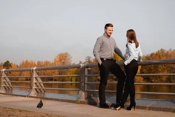 Joven y elegante pareja enamorada — Foto de Stock