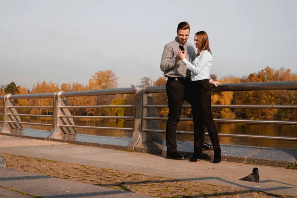 Joven y elegante pareja enamorada —  Fotos de Stock