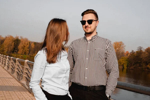 Joven y elegante pareja enamorada — Foto de Stock