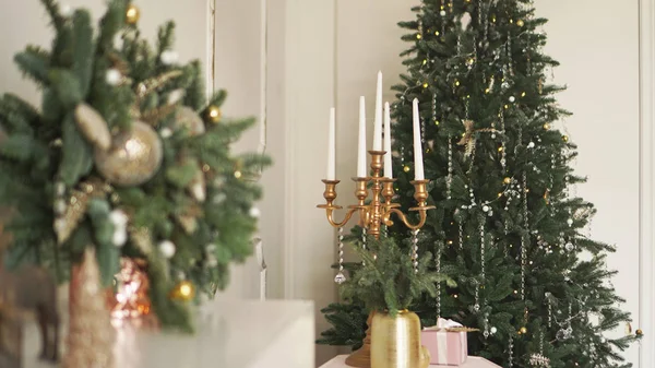 La mattina di Natale. Appartamenti classici con interni bianchi, albero decorato — Foto Stock